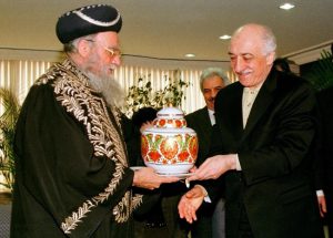 De sefardische hoofdrabbijn van Israël Eliyahu Bakshi-Doron geeft tijdens zijn bezoek aan Istanbul op 25 februari 1998 een vaas cadeau aan de Islamitische geleerde en spirituele leider Fethullah Gülen